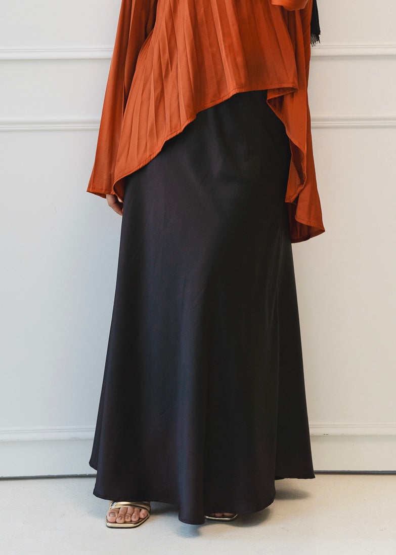 Satin skirt in black