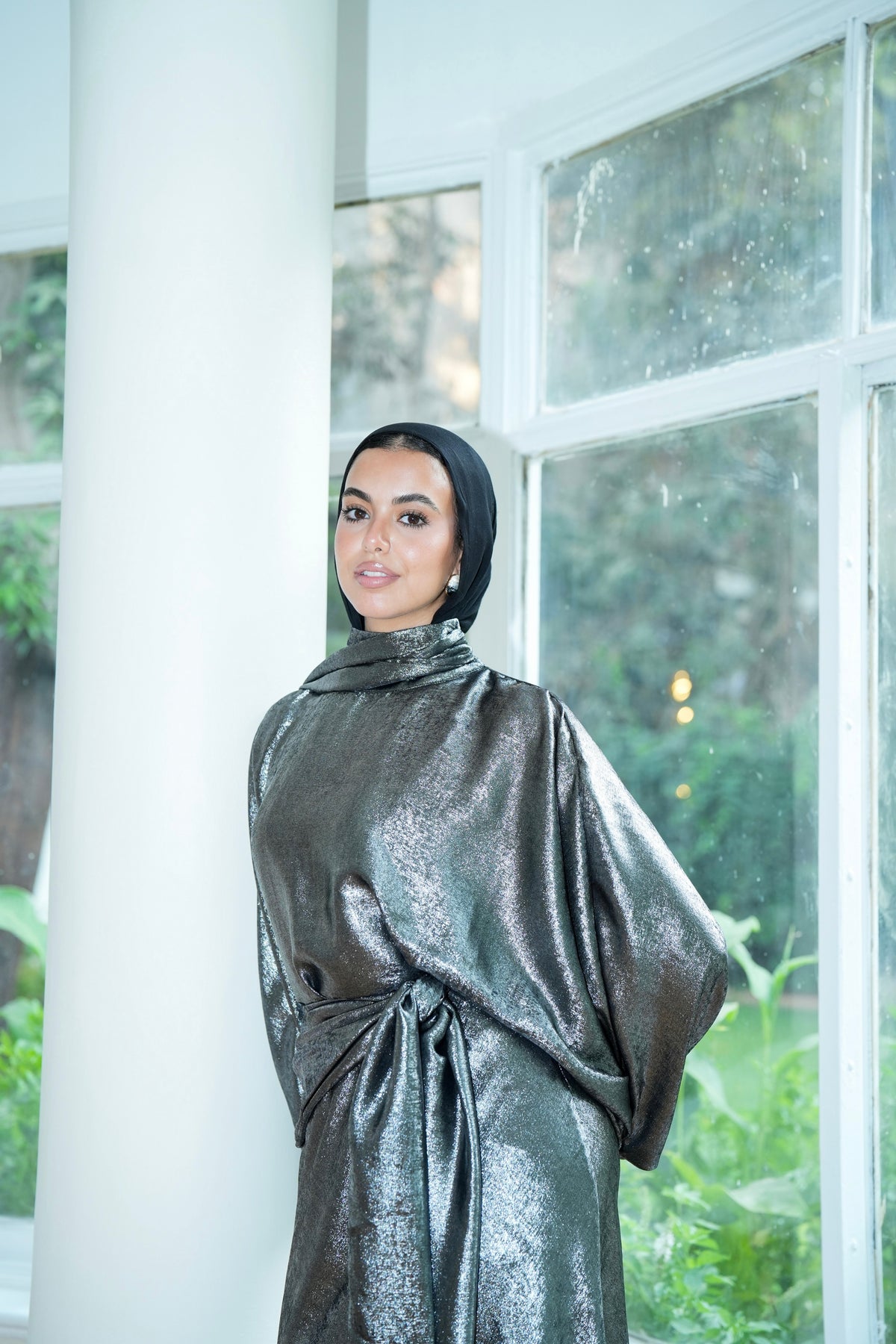 Naya Shimmer Wrap Set in Dark Grey