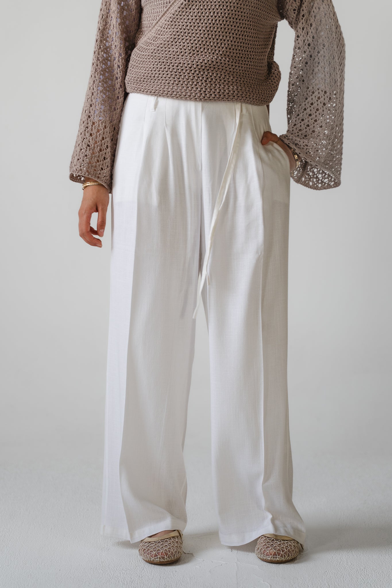 Light Walks Linen Pants in White