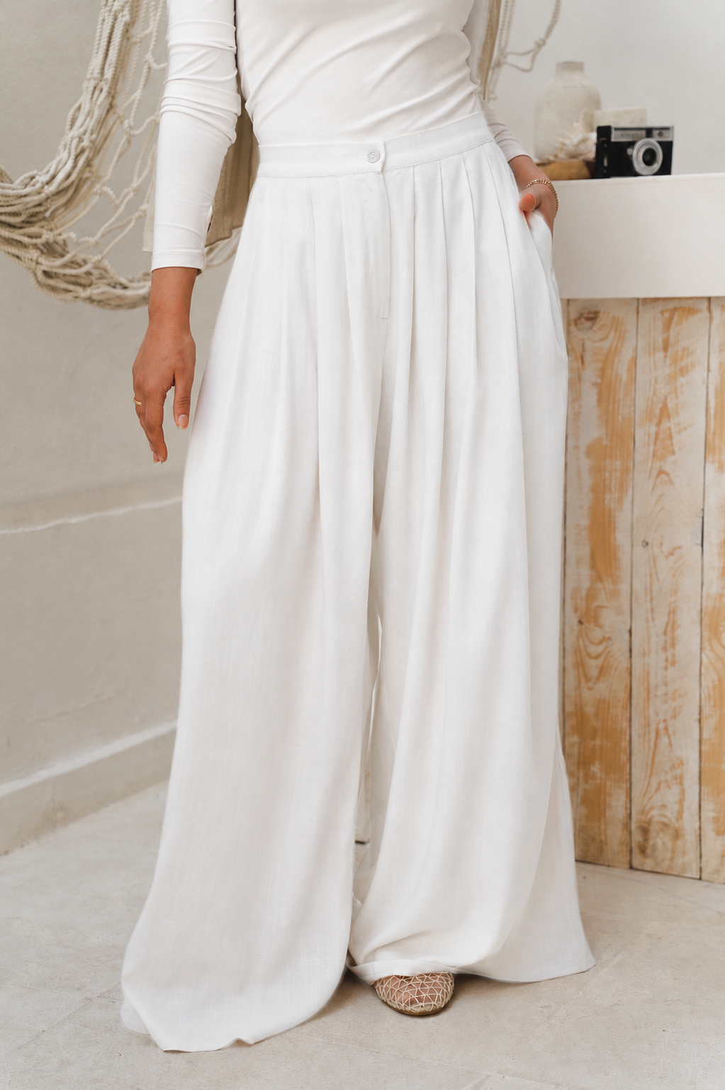 Day Light Pleated Linen Pants in White