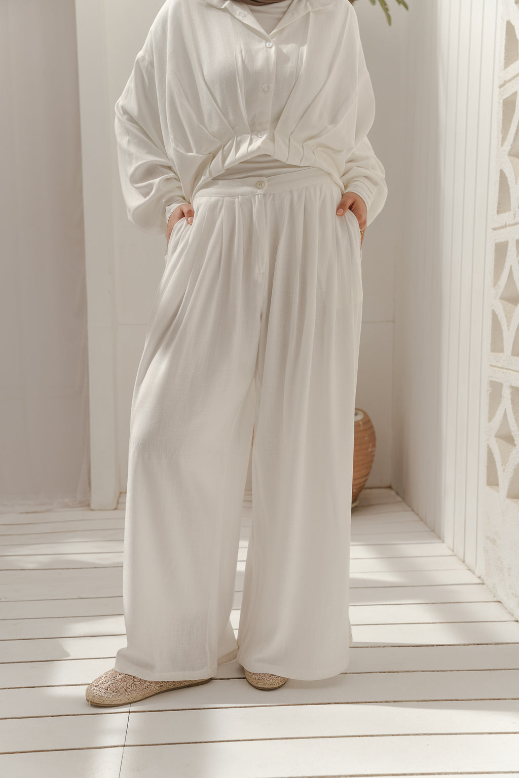 Day Light Pleated Linen Pants in White