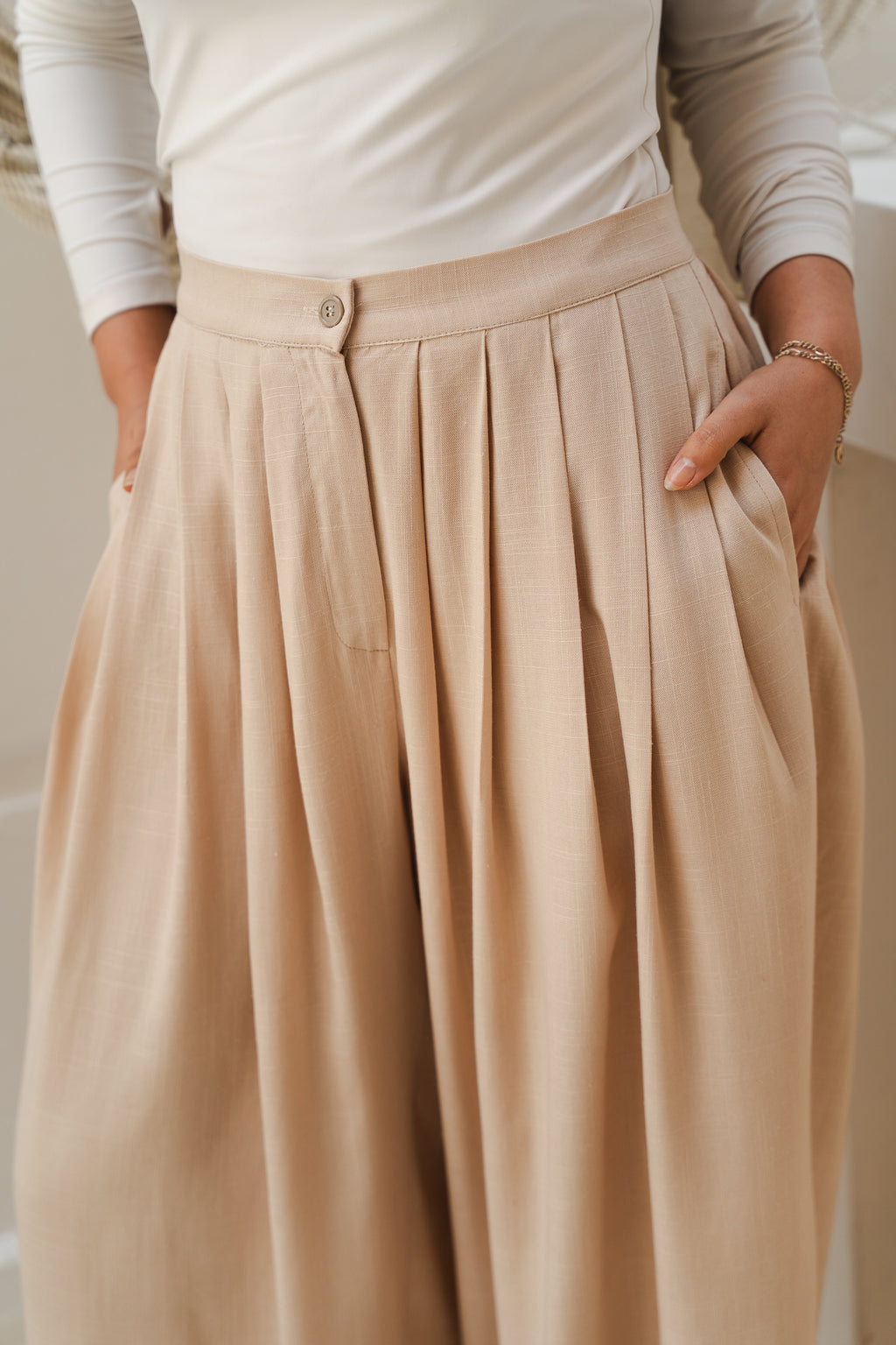 Day Light Pleated Linen Pants in Beige