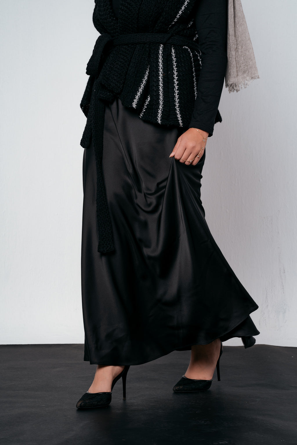 Satin skirt in black