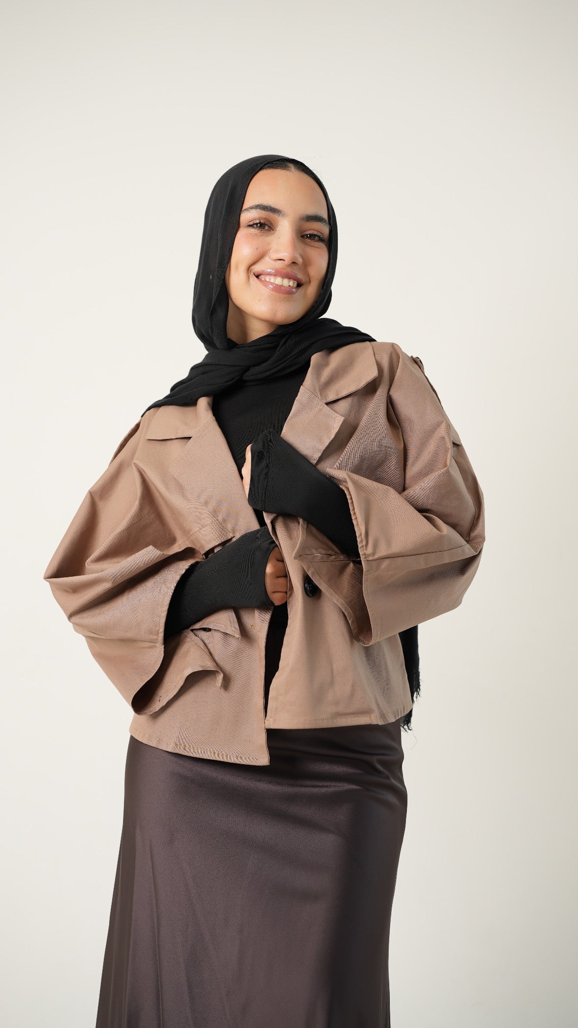 Drape cropped trench coat in cocoa