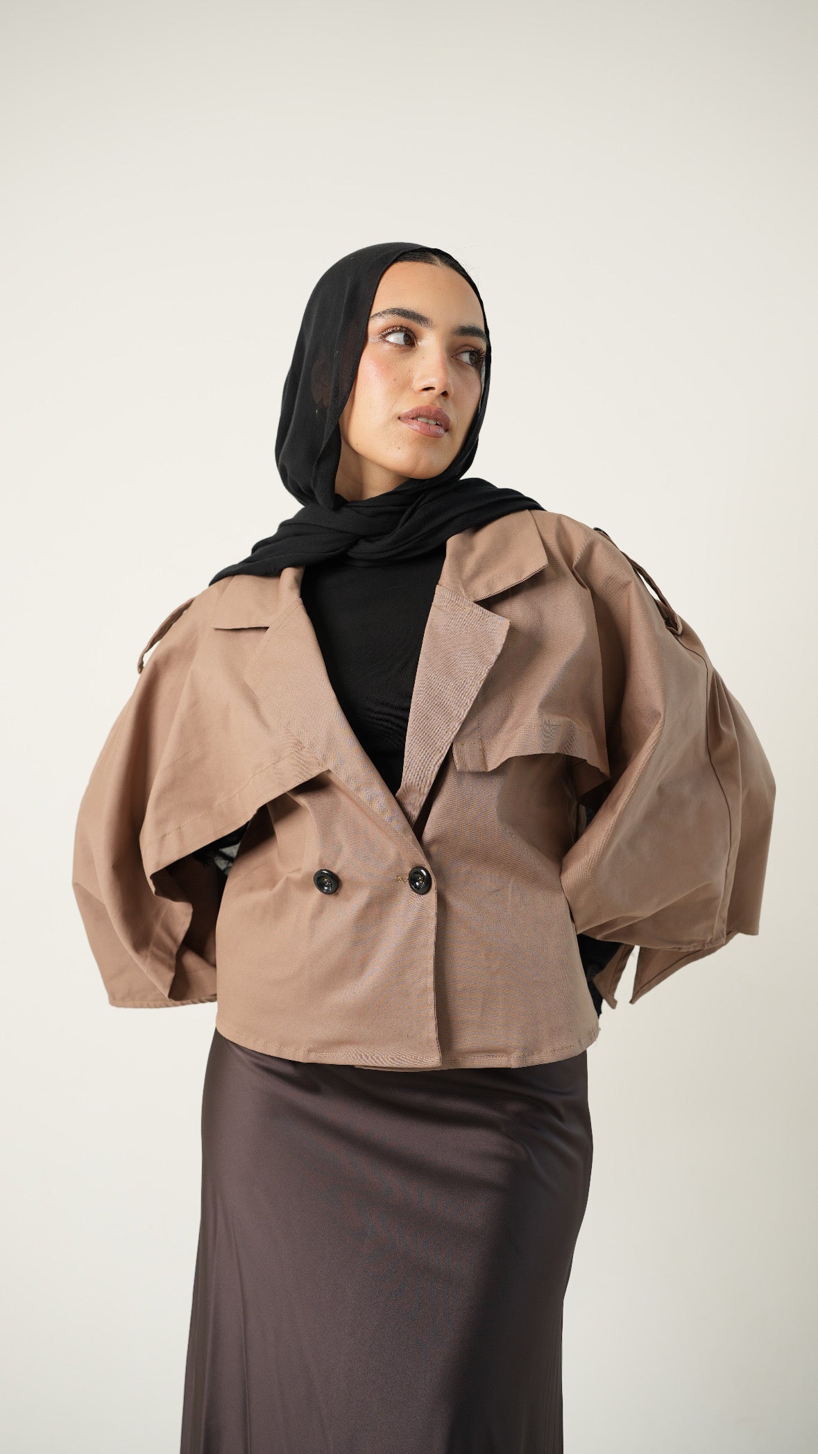 Drape cropped trench coat in cocoa