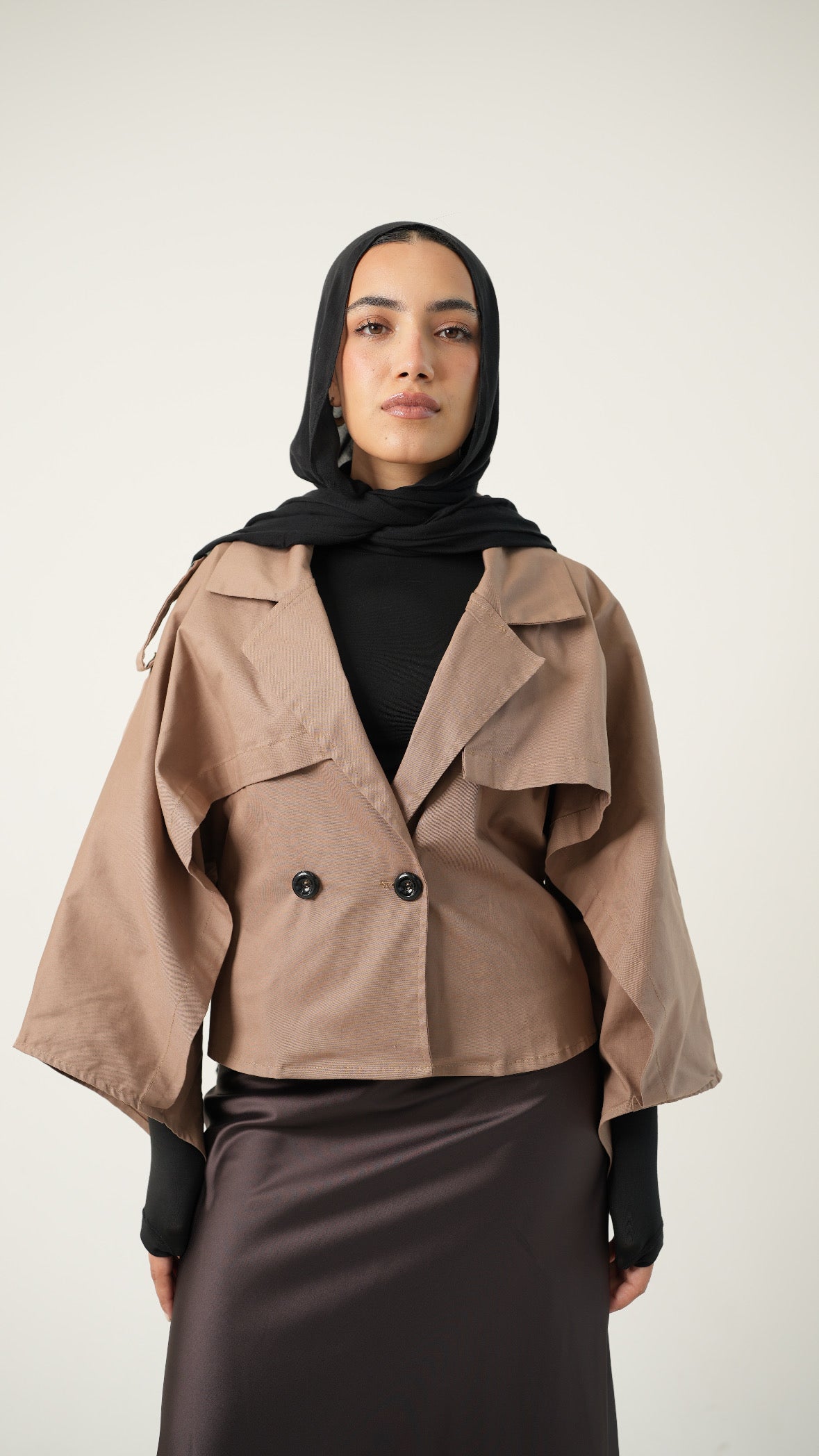 Drape cropped trench coat in cocoa