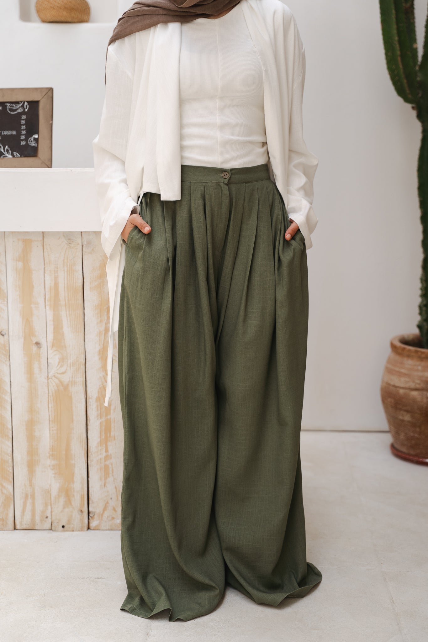 Day Light Pleated Linen Pants in Olive