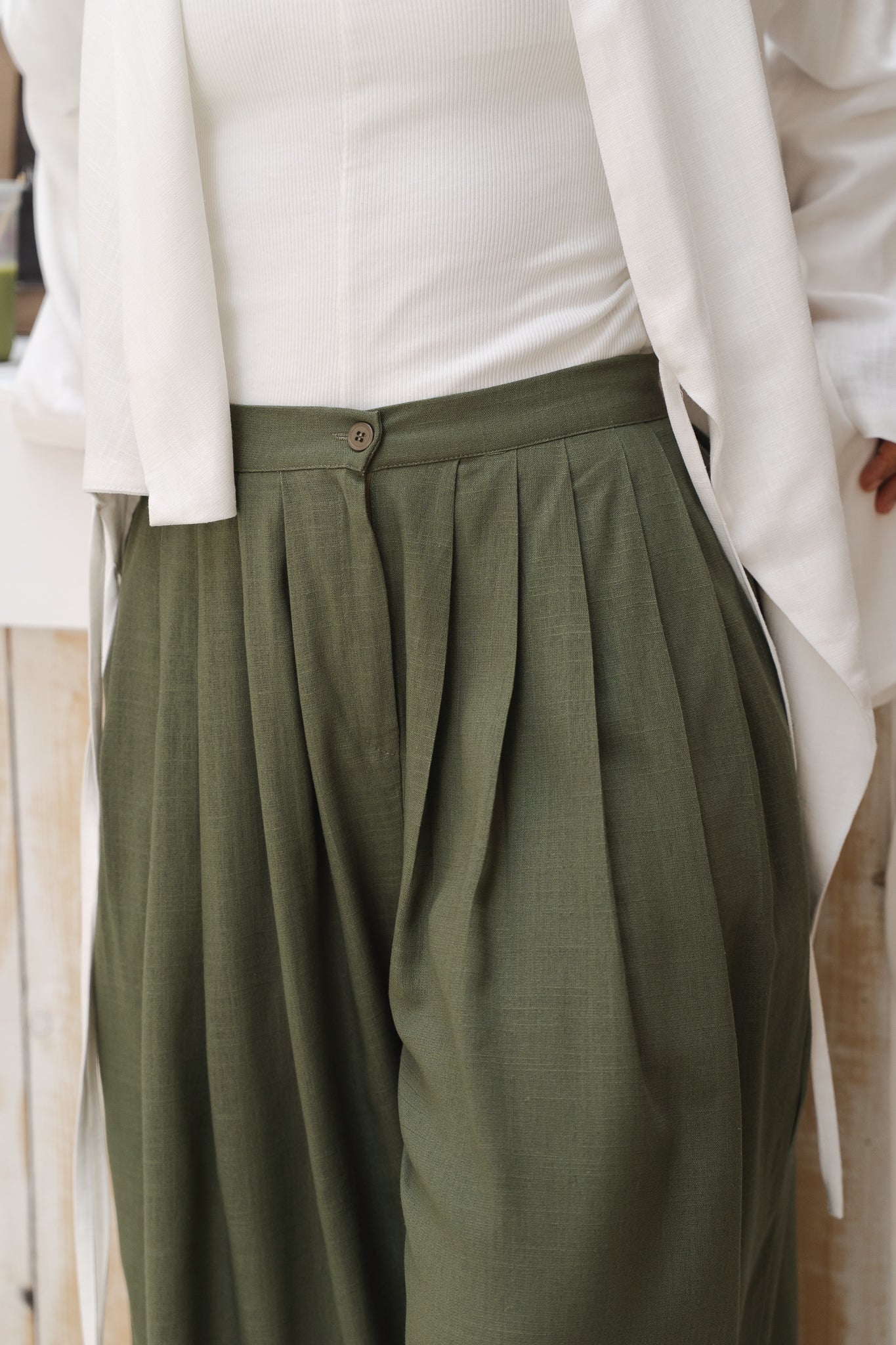Day Light Pleated Linen Pants in Olive