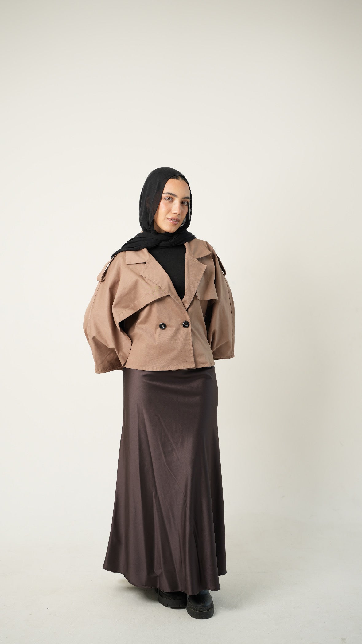 Drape cropped trench coat in cocoa