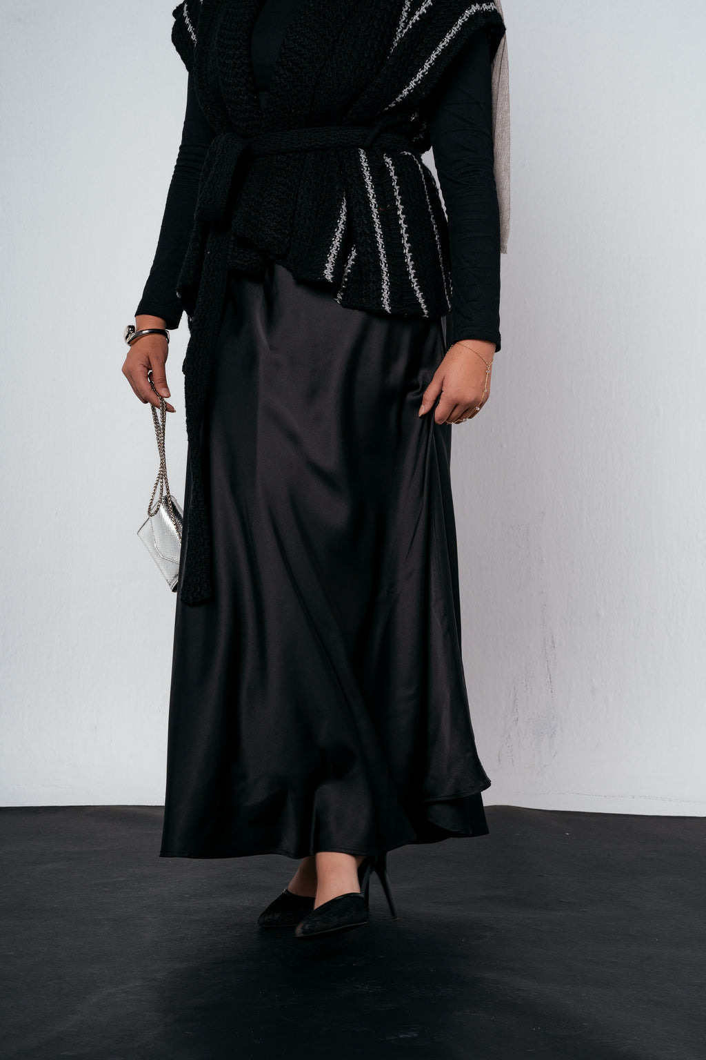 Satin skirt in black