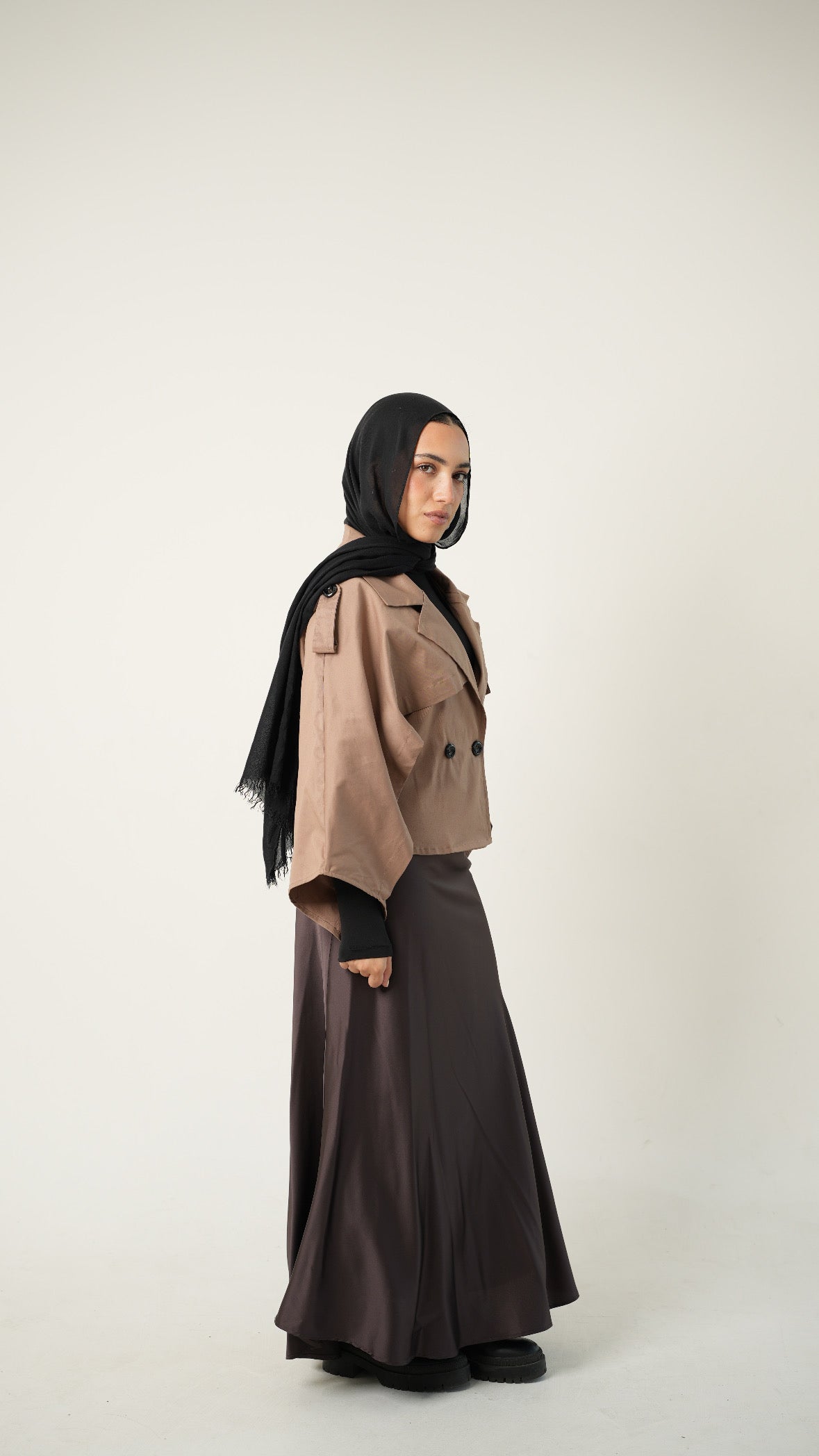 Drape cropped trench coat in cocoa