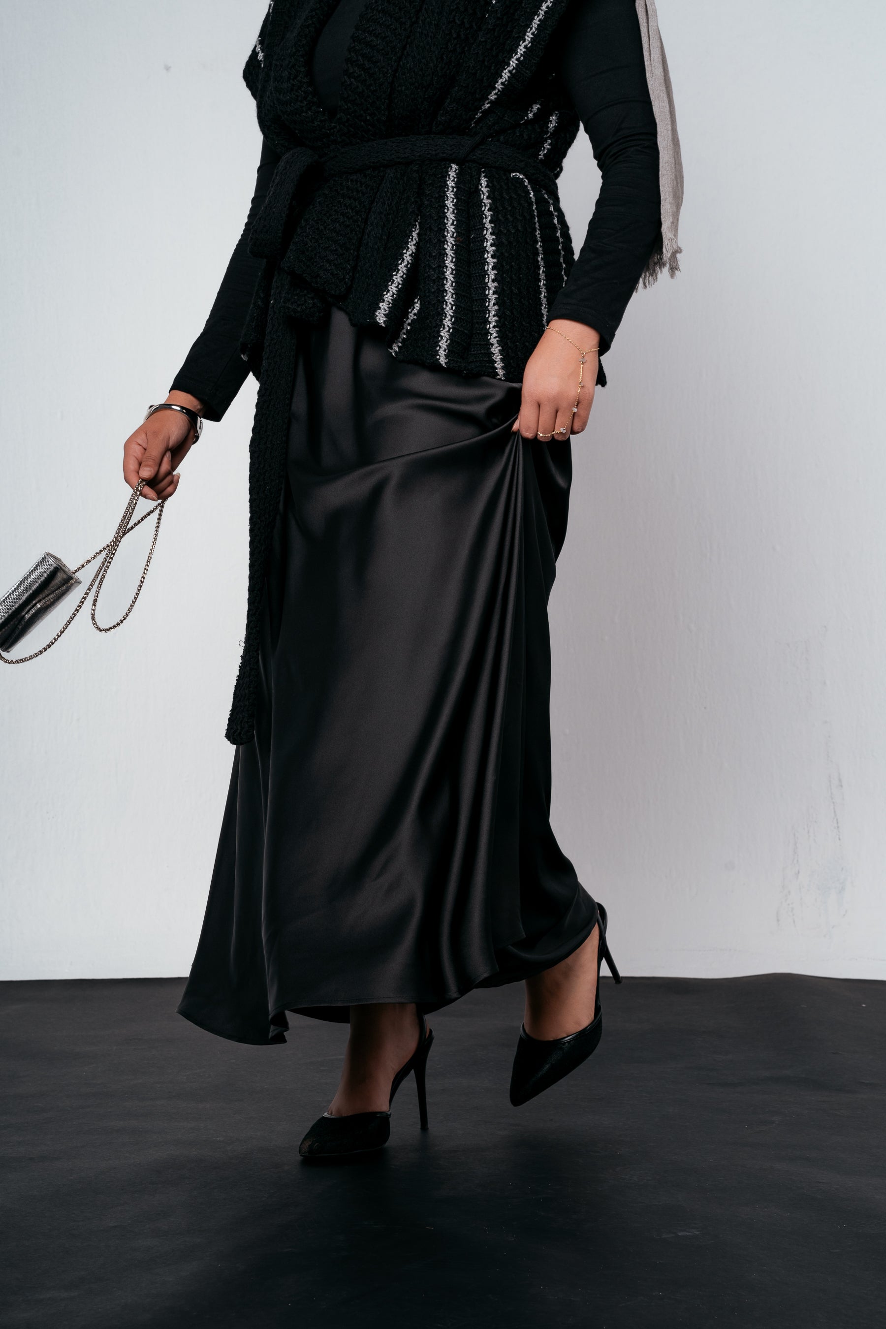 Satin skirt in black