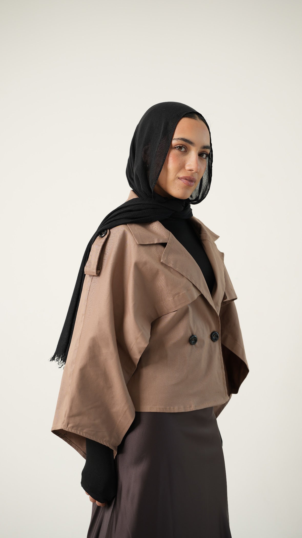 Drape cropped trench coat in cocoa