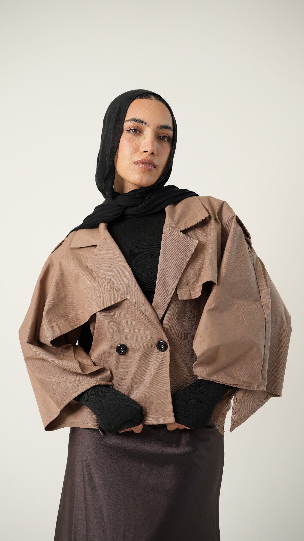 Drape cropped trench coat in cocoa