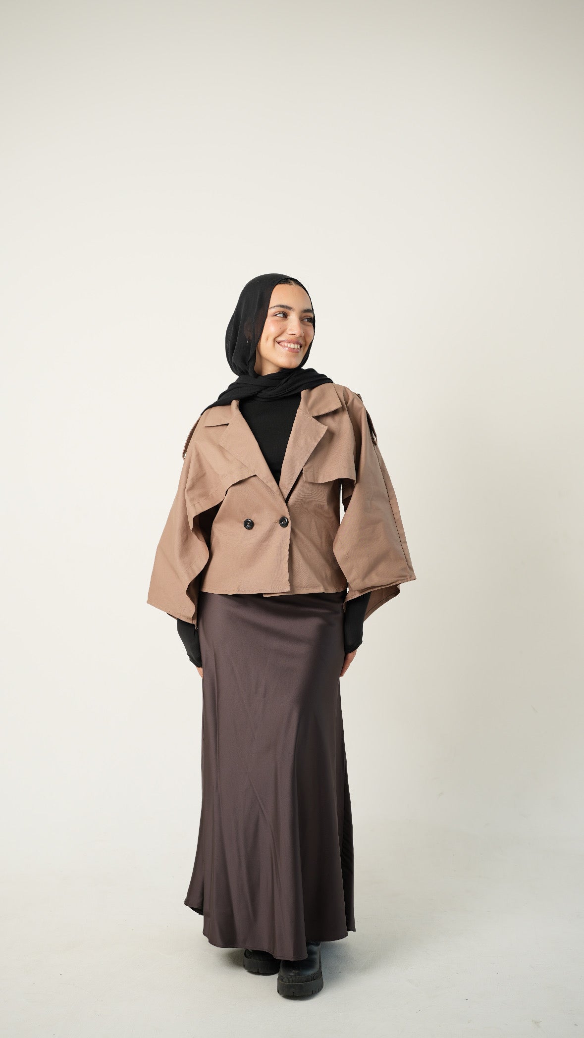 Drape cropped trench coat in cocoa