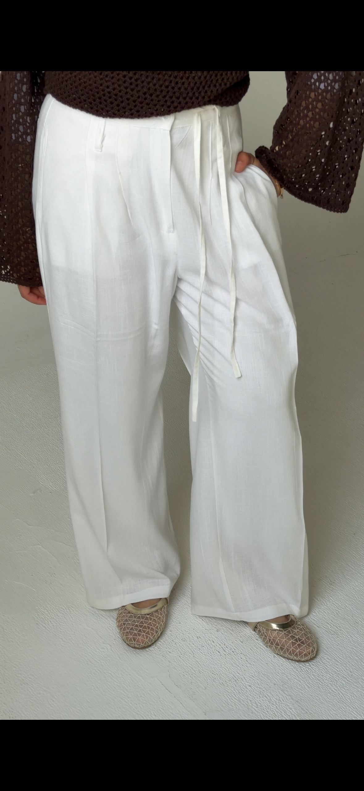 Light Walks Linen Pants in White