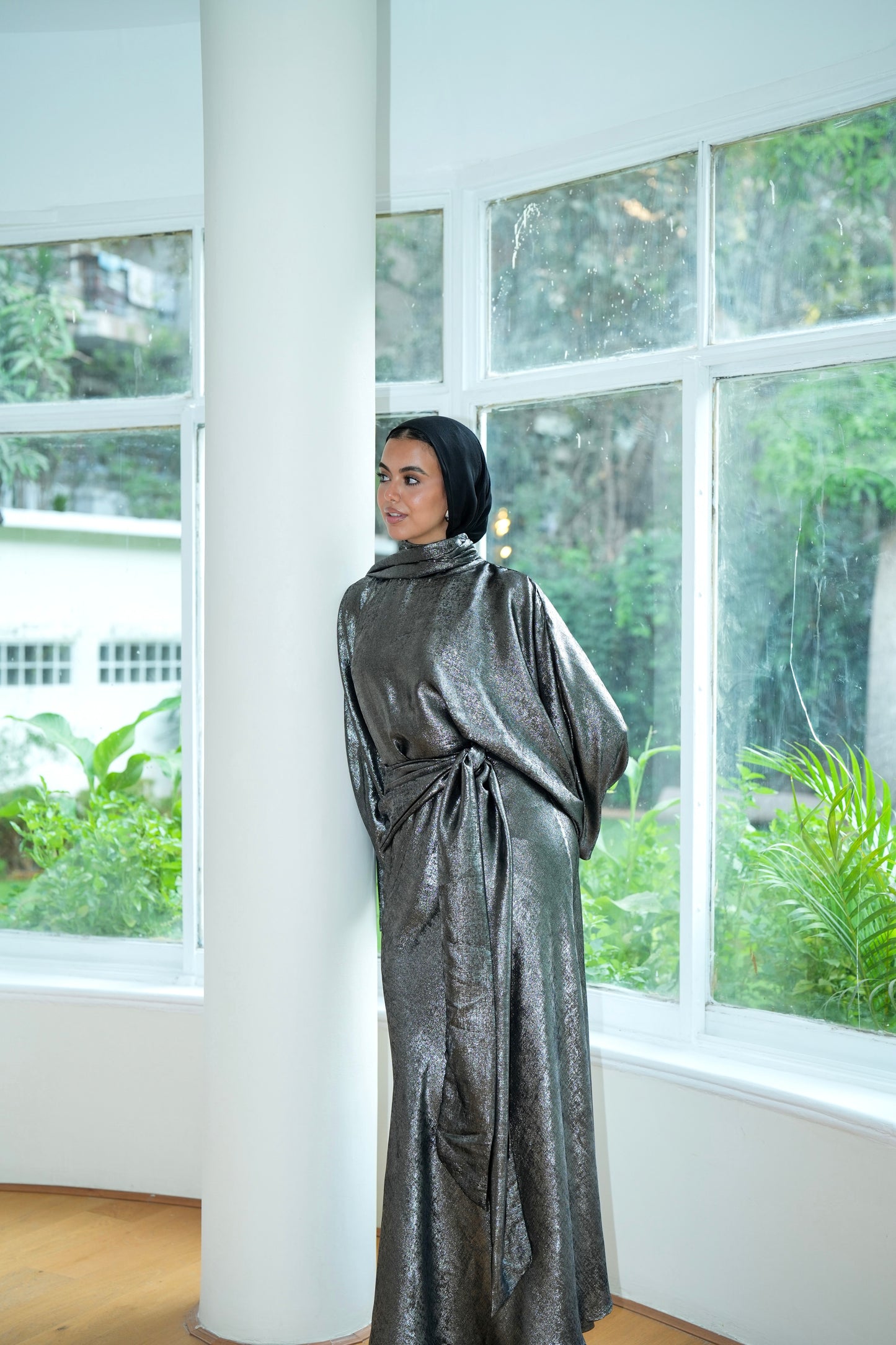 Naya Shimmer Wrap Set in Dark Grey