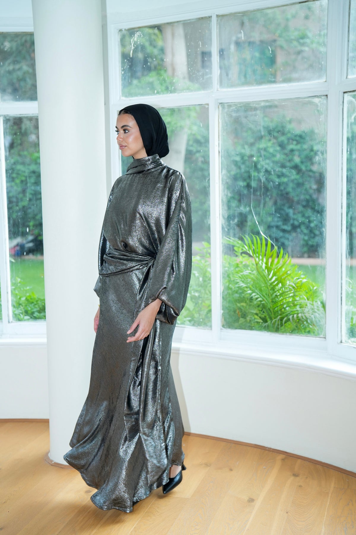 Naya Shimmer Wrap Set in Dark Grey