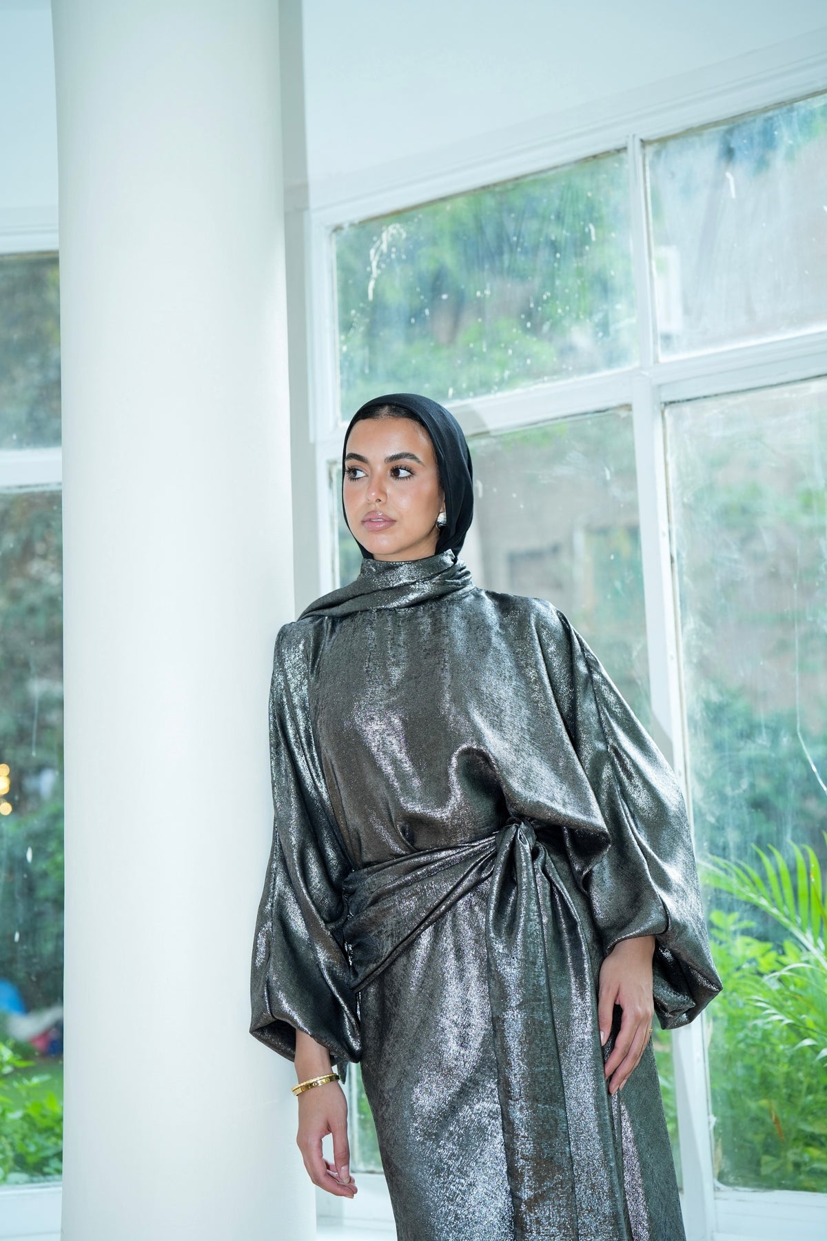 Naya Shimmer Wrap Set in Dark Grey