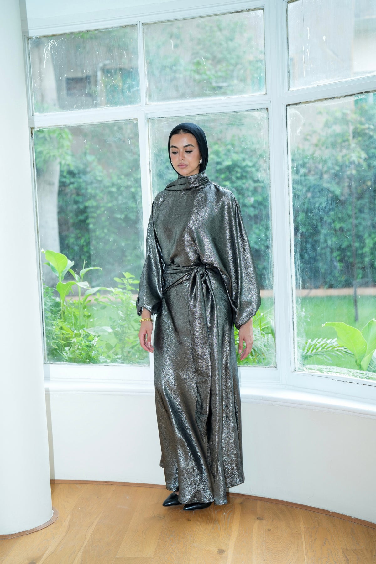 Naya Shimmer Wrap Set in Dark Grey