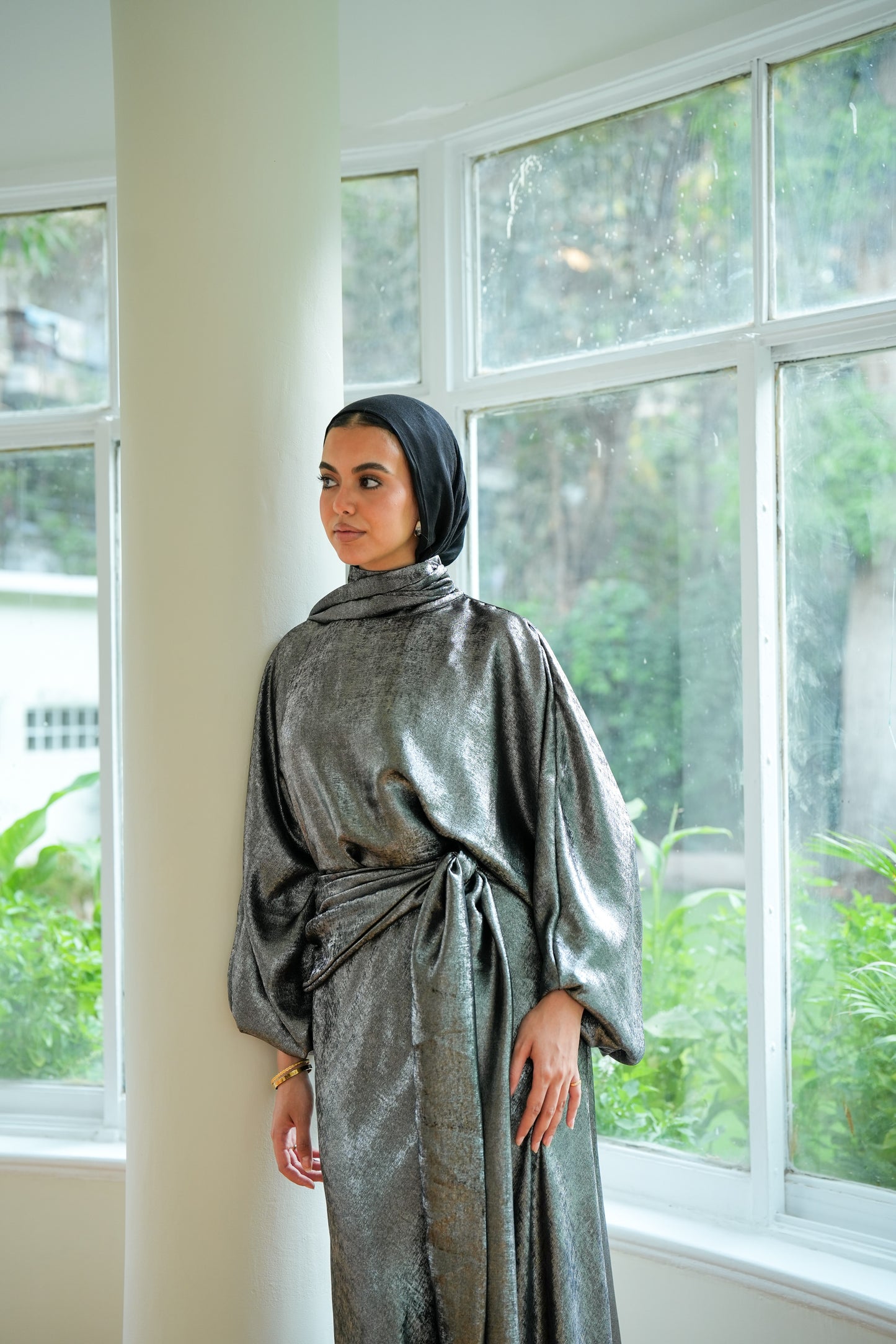Naya Shimmer Wrap Set in Dark Grey