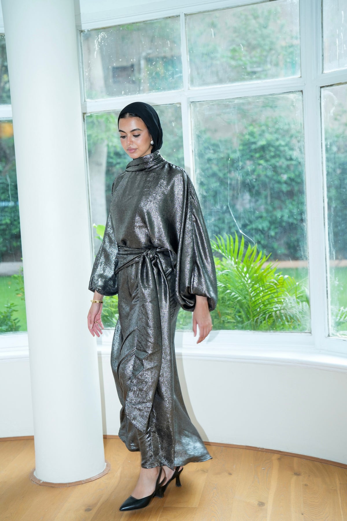 Naya Shimmer Wrap Set in Dark Grey